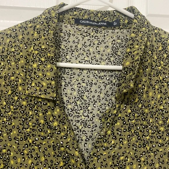 HP 5/17!! Calvin Klein Jeans Olive Leopard Print Tie Front Top - Picture 6 of 10